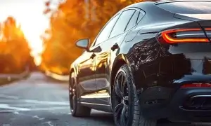 czarne auto na drodze